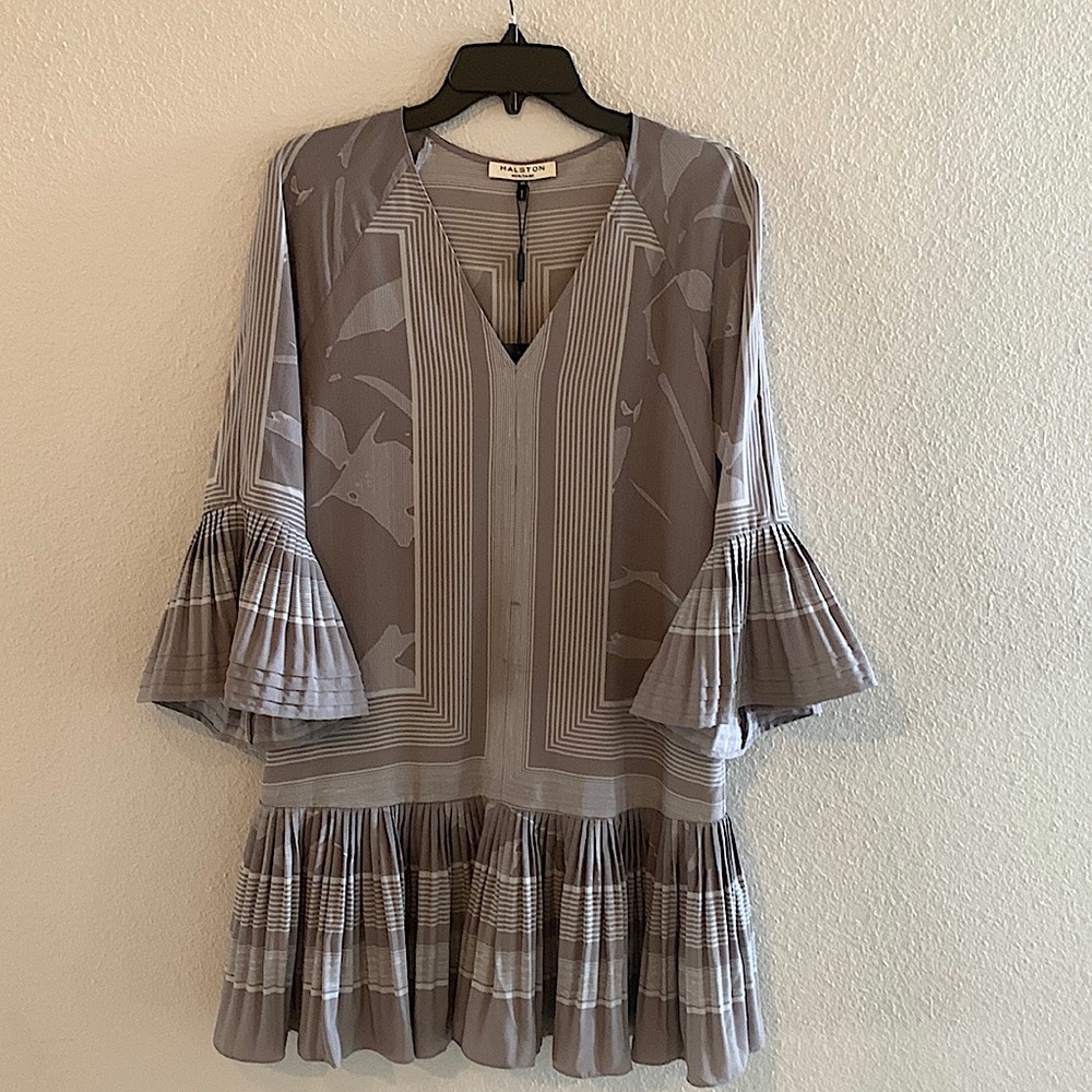 Halston Heritage Dk Grey& Lt Grey printed V- neck drop waist dress. Size XS. New